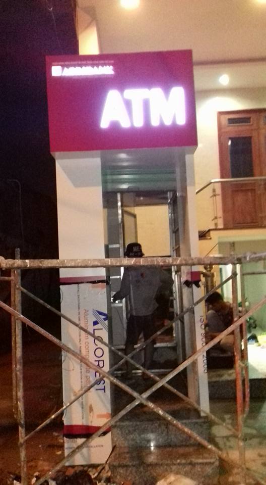 thi cong booth tru atm